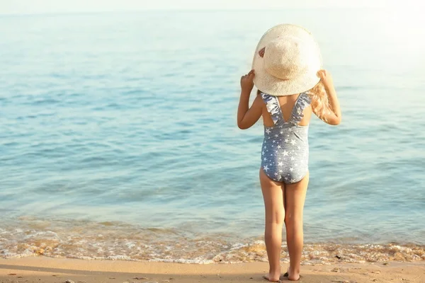 かわいいです女の子オン海のビーチ — ストック写真