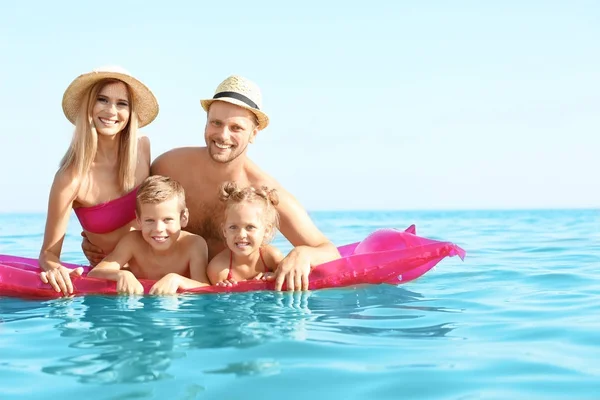 Felice famiglia che riposa in località balneare — Foto Stock