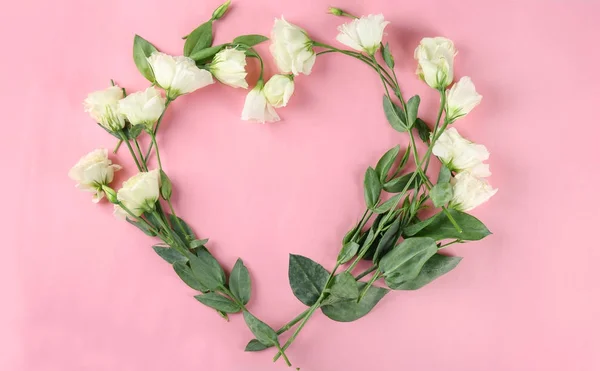 Herz aus schönen Blumen — Stockfoto