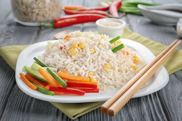 Brązowy ryż i warzywa — Zdjęcie stockowe