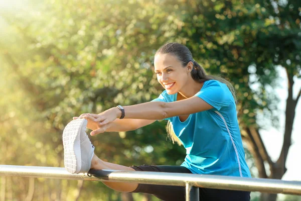 Fiatal sportos nő a feladatot a parkban — Stock Fotó