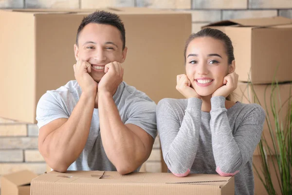 Gelukkige jonge paar met bewegende vak in hun nieuwe appartement — Stockfoto