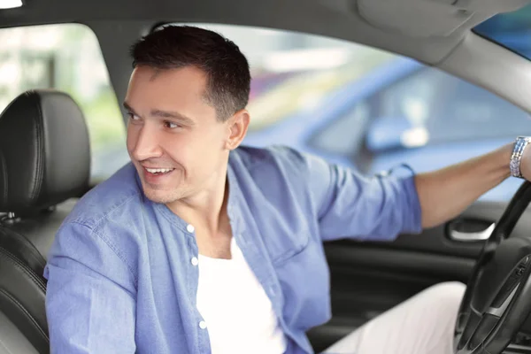 Bonito homem dirigindo um carro — Fotografia de Stock