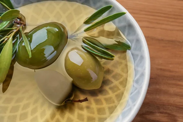 Bol aux olives en conserve — Photo