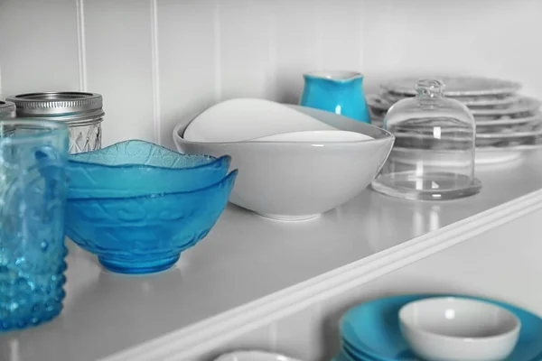 Dishware ayaklıklı depolama — Stok fotoğraf