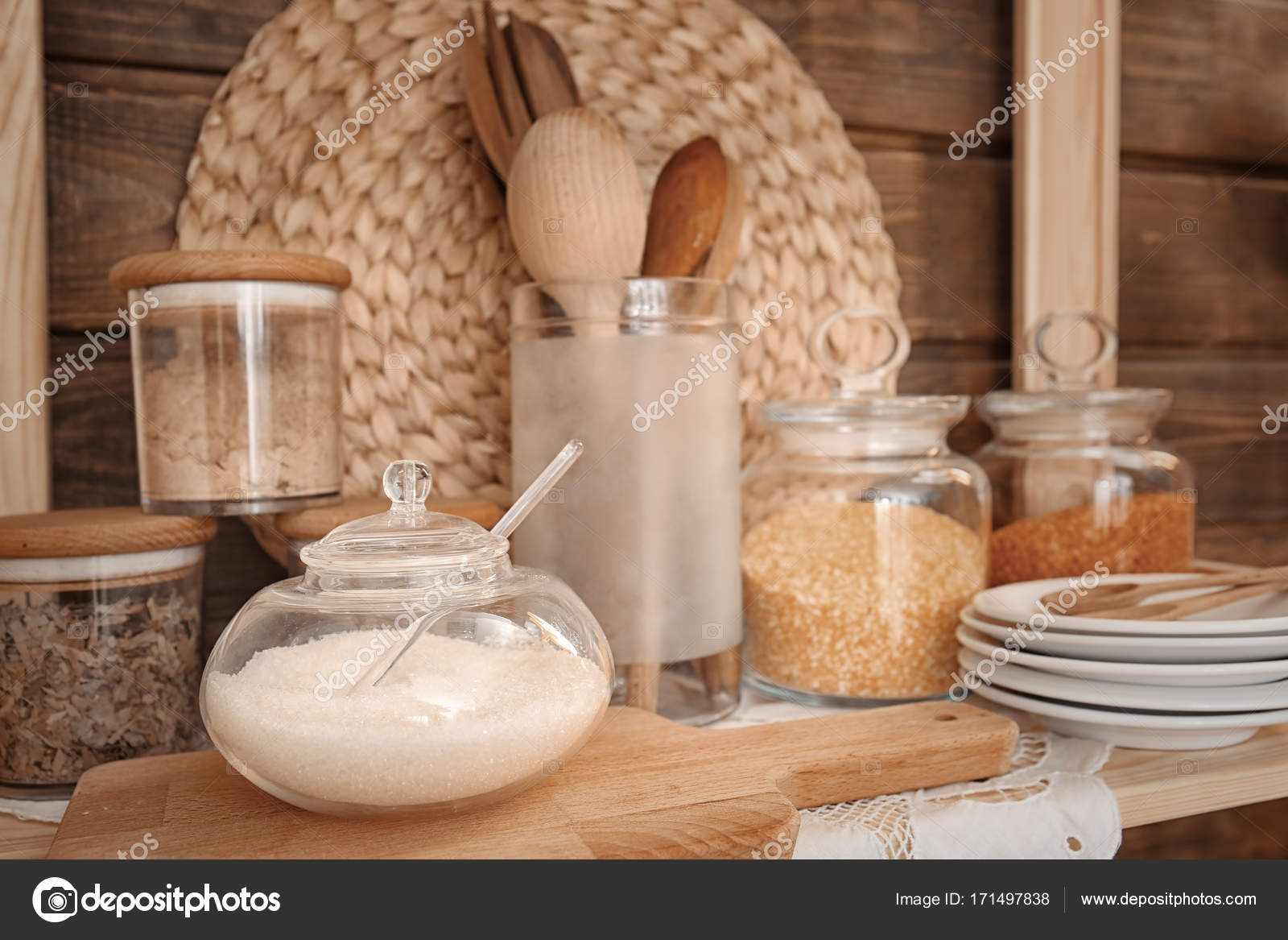 Zuccheriera in vetro sulla mensola per cose di cucina — foto stock ... Cose di cucina