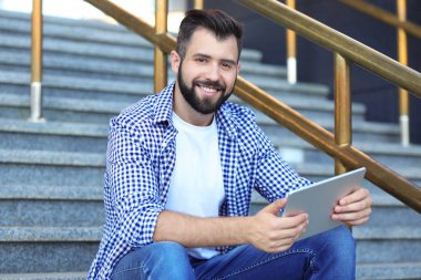 yakışıklı kendine güvenen adam 