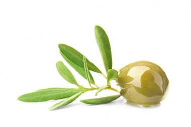 Yeşil Zeytin beyaz arka plan üzerinde yaprakları ile konserve
