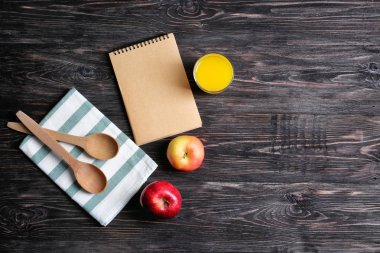 Havlu ve mutfak gereçleri ile kompozisyon 