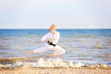 Genç kadın karate pratik 