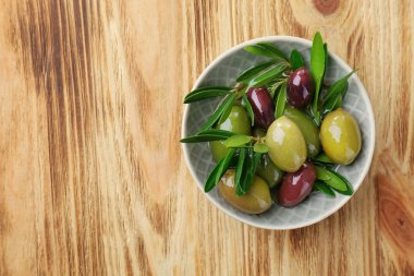 Konserve zeytin ile kase 