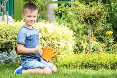 Şirin küçük çocuk. 