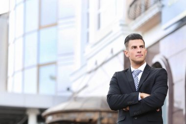 Takım elbiseli çekici adam