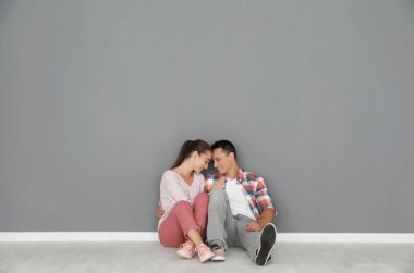 Mutlu genç çift yeni apartmanda katta oturuyor. Ev hareket kavramı