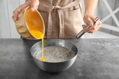 Chia tohum puding yapma kadın