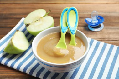 Bebek maması ile kase