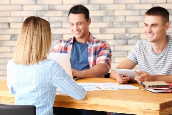 Personeelszaken commissie interviewen vrouw aan tafel — Stockfoto