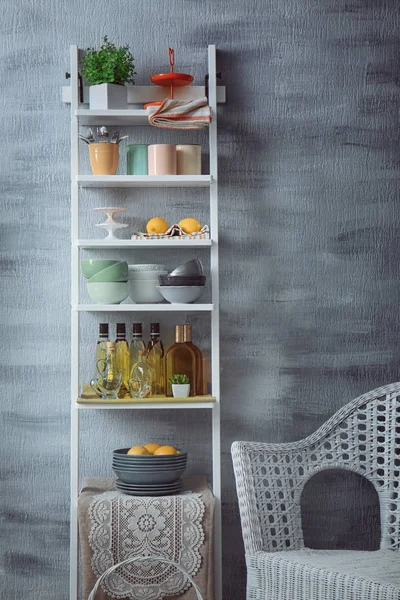 Estante de prateleira branco moderno para coisas de cozinha — Fotografia de Stock