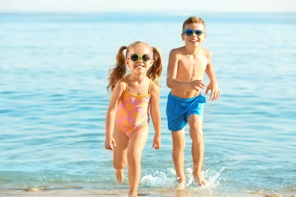 Söta lilla barn på stranden — Stockfoto