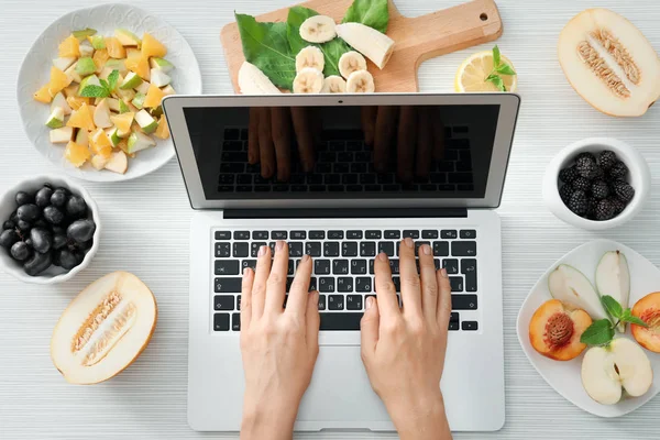 Mulher usando laptop — Fotografia de Stock