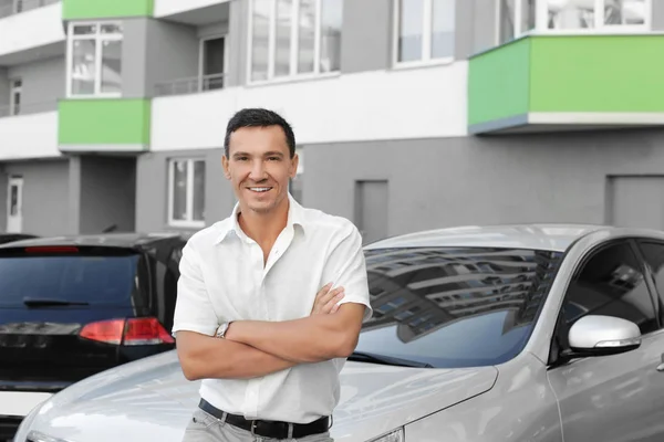 Handsome man near car in the street — Stock Photo, Image
