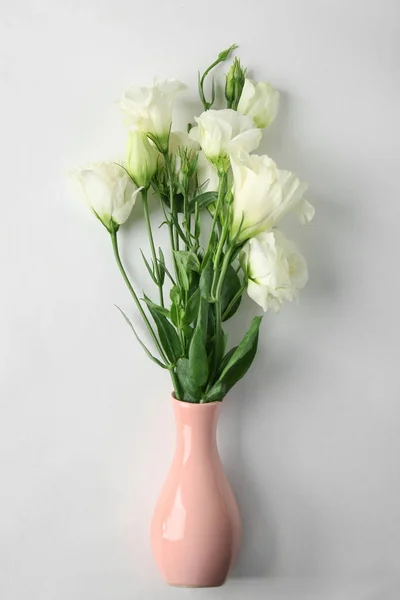 Vase mit schönen Blumen — Stockfoto