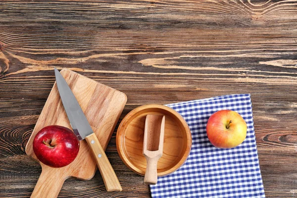 Composição com toalha e utensílios de cozinha — Fotografia de Stock