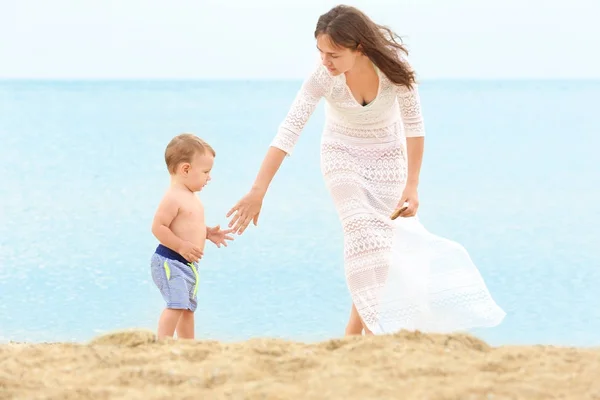 Šťastný matka s malým synem na pláži — Stock fotografie