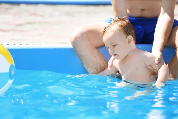 Gyermek medence leckét. Aranyos kisfiú megtanulni úszni a medence Atya — Stock Fotó