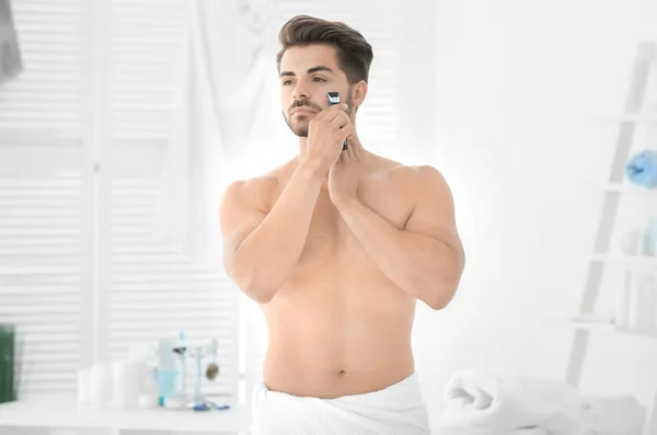 Przystojny młody mężczyzna golenie — Zdjęcie stockowe