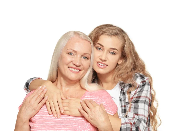 Mujer joven con su madre, aislada en blanco — Foto de Stock