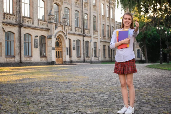 Genç kız öğrenci üniversite Binası yakınındaki — Stok fotoğraf