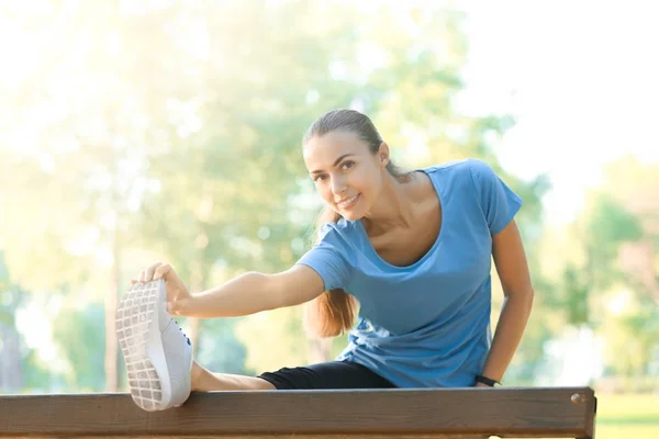 Young sporty woman doing exercise in park — Stock Photo, Image