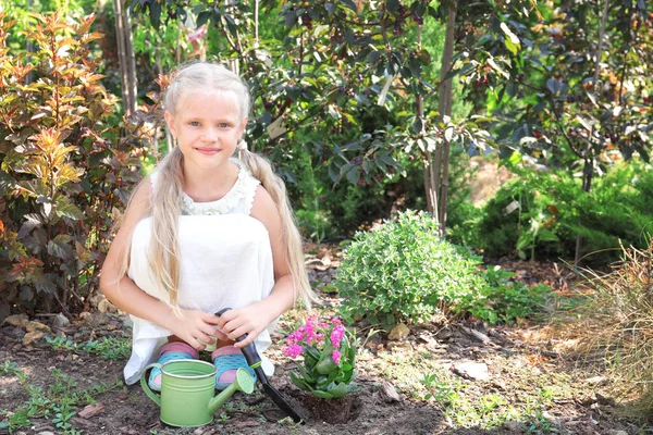 Nettes Kleines Mädchen Pflanzt Blumen Garten — Stockfoto