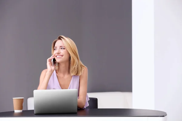 Mulher bonita com laptop moderno — Fotografia de Stock