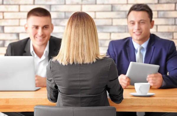 Human resources commission interviewing woman at table — Stock Photo, Image