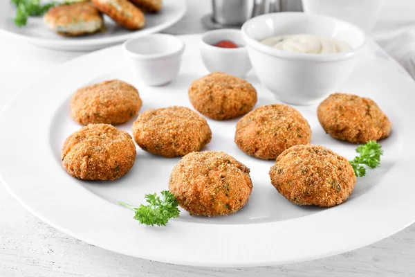 Heerlijke zalm pasteitjes op plaat — Stockfoto