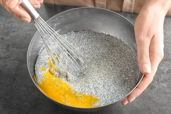 Женщина делает пудинг из семян чиа — стоковое фото