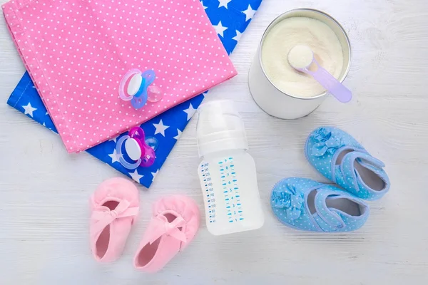 婴儿配方奶粉的奶瓶 — 图库照片