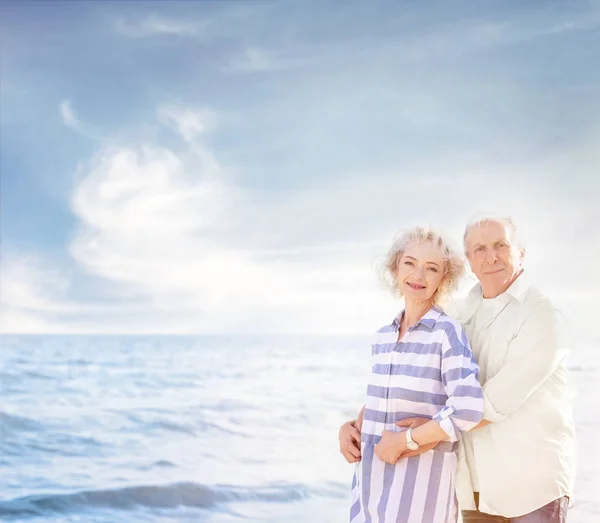 Счастливая пожилая пара на берегу моря — стоковое фото