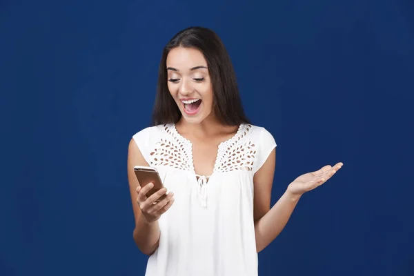 Mulher com telefone celular — Fotografia de Stock