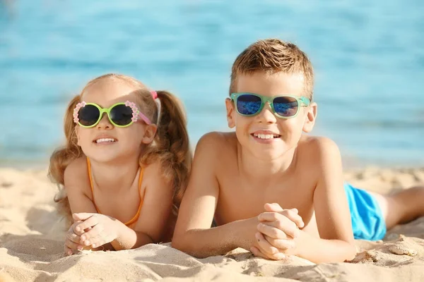 Niedliche kleine Kinder am Meeresstrand — Stockfoto