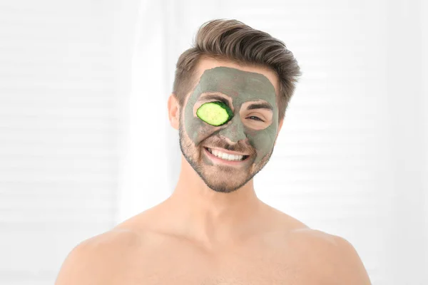 Ung man med kosmetiska mask — Stockfoto