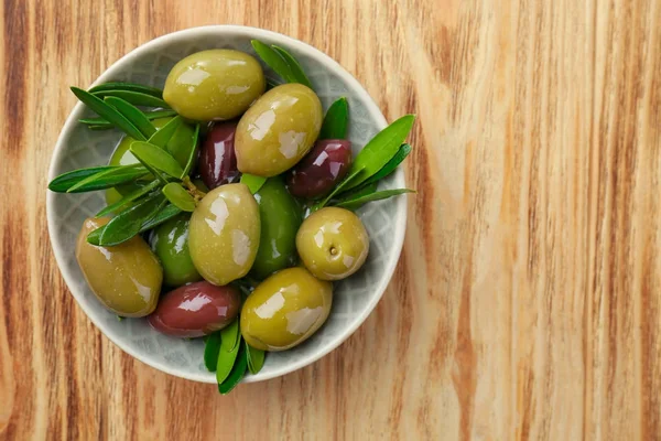 Чаша с консервированными оливками — стоковое фото