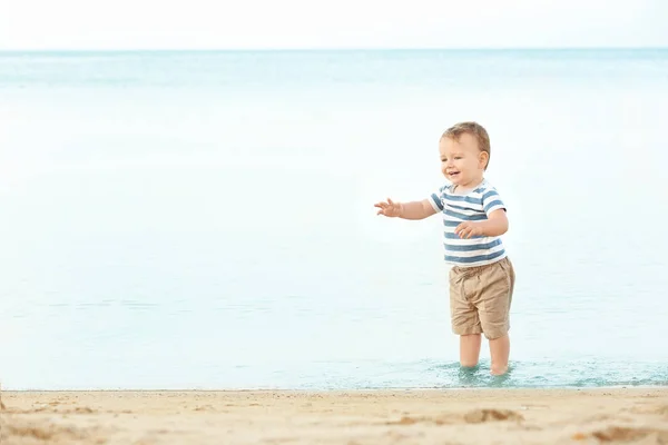 Niedlicher kleiner Junge — Stockfoto