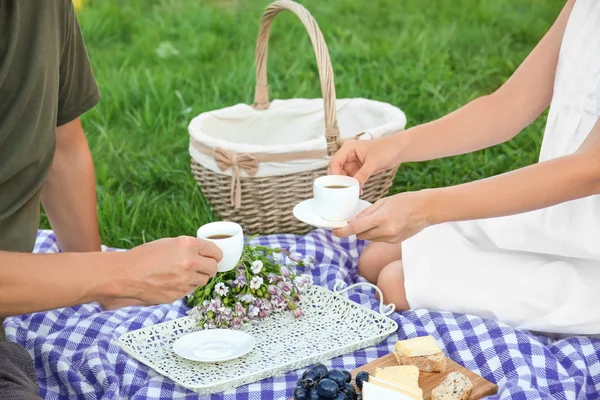 Pareja enamorada bebiendo café en el picnic —  Fotos de Stock