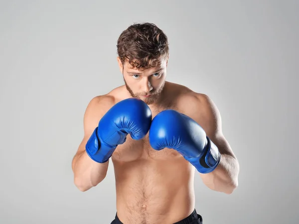 Manliga boxare på bakgrund — Stockfoto