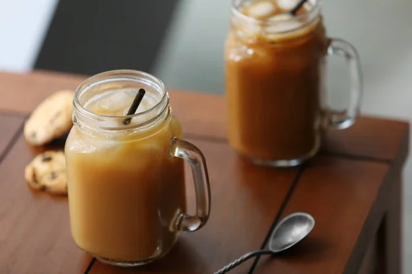 Buzlu kahve cam saman ile — Stok fotoğraf