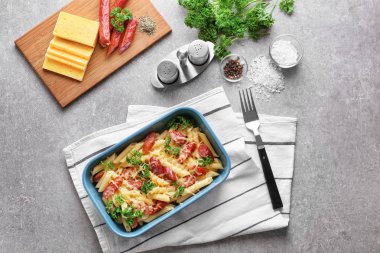 Sosis ve peynir ile makarna 