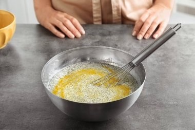 Chia tohum puding yapma kadın